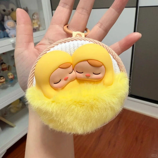 Original POP MART PUCKY Egg Beanie Earphone Case aus gelbem Plüsch, Vorderansicht