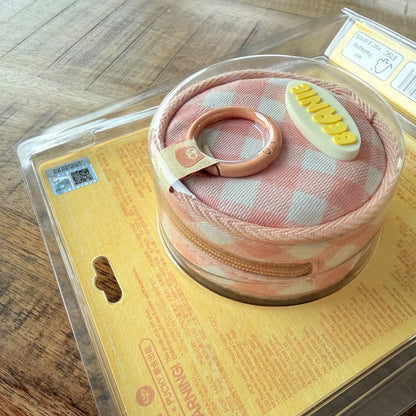 Detailansicht des POP MART PUCKY Egg Beanie Earphone Case mit Reißverschluss